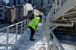 Gemlik’te Kar Yağışı Sonrası Tuzlama Çalışmaları Gerçekleştirildi